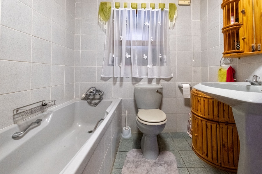 To Let 4 Bedroom Property for Rent in Herolds Bay Western Cape